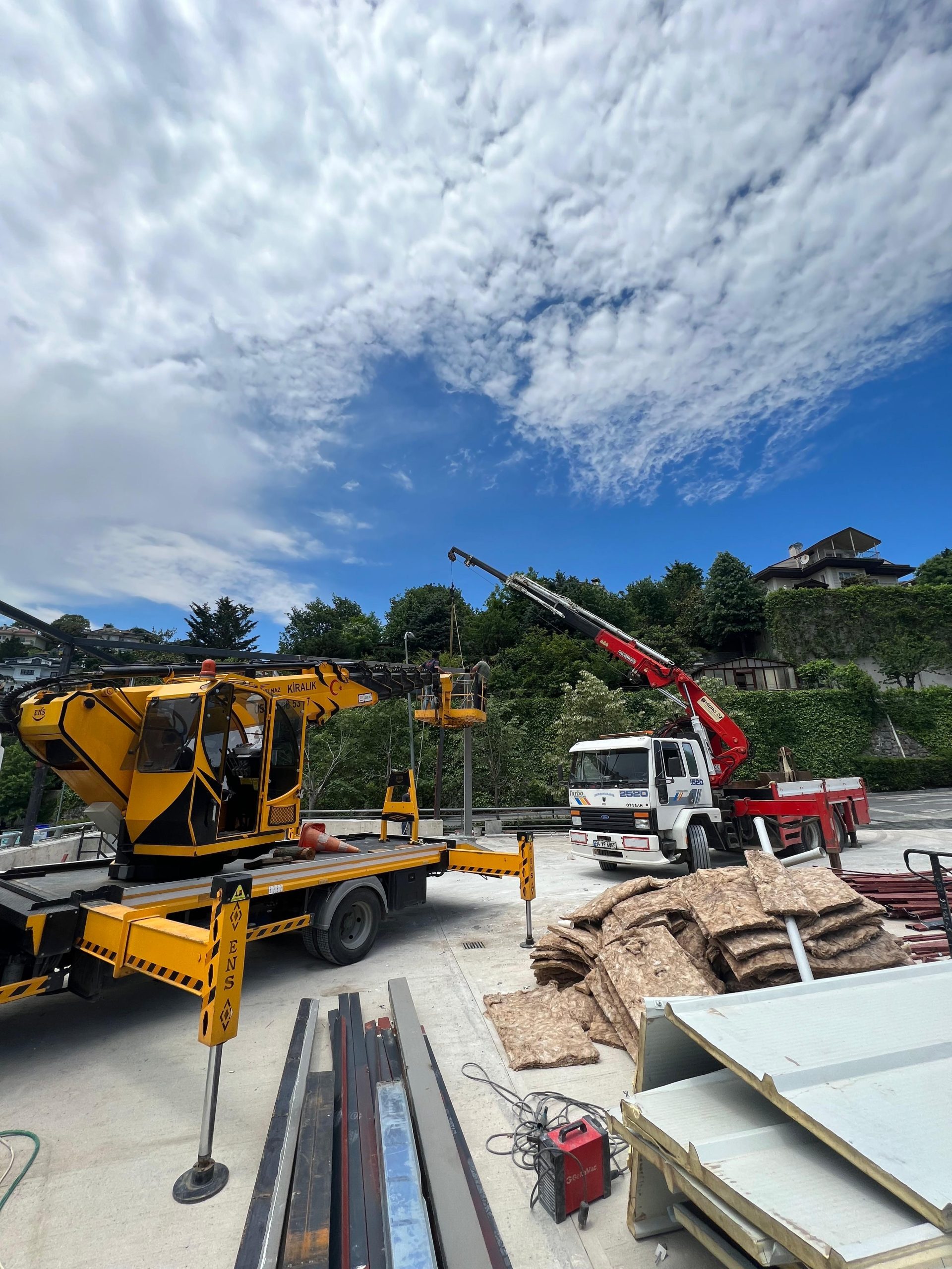 Beykoz Sepetli Vinç Yük Kaldırma ve Şantiye Hizmeti Beykoz sepetli vinç ile şantiye alanında yük kaldırma ve montaj çalışması